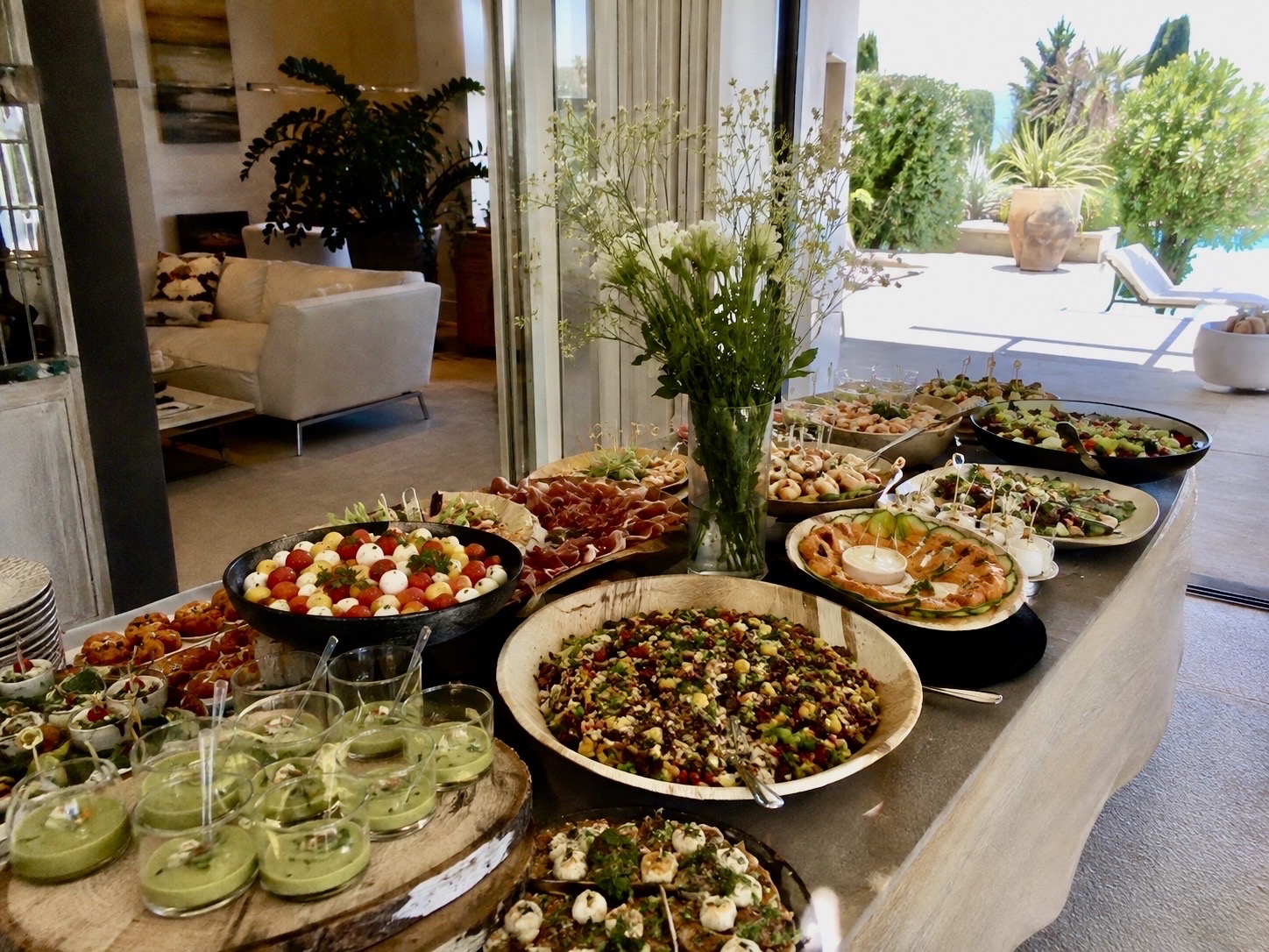 Buffet de réception : bouchées, wraps, antipasti et charcuteries