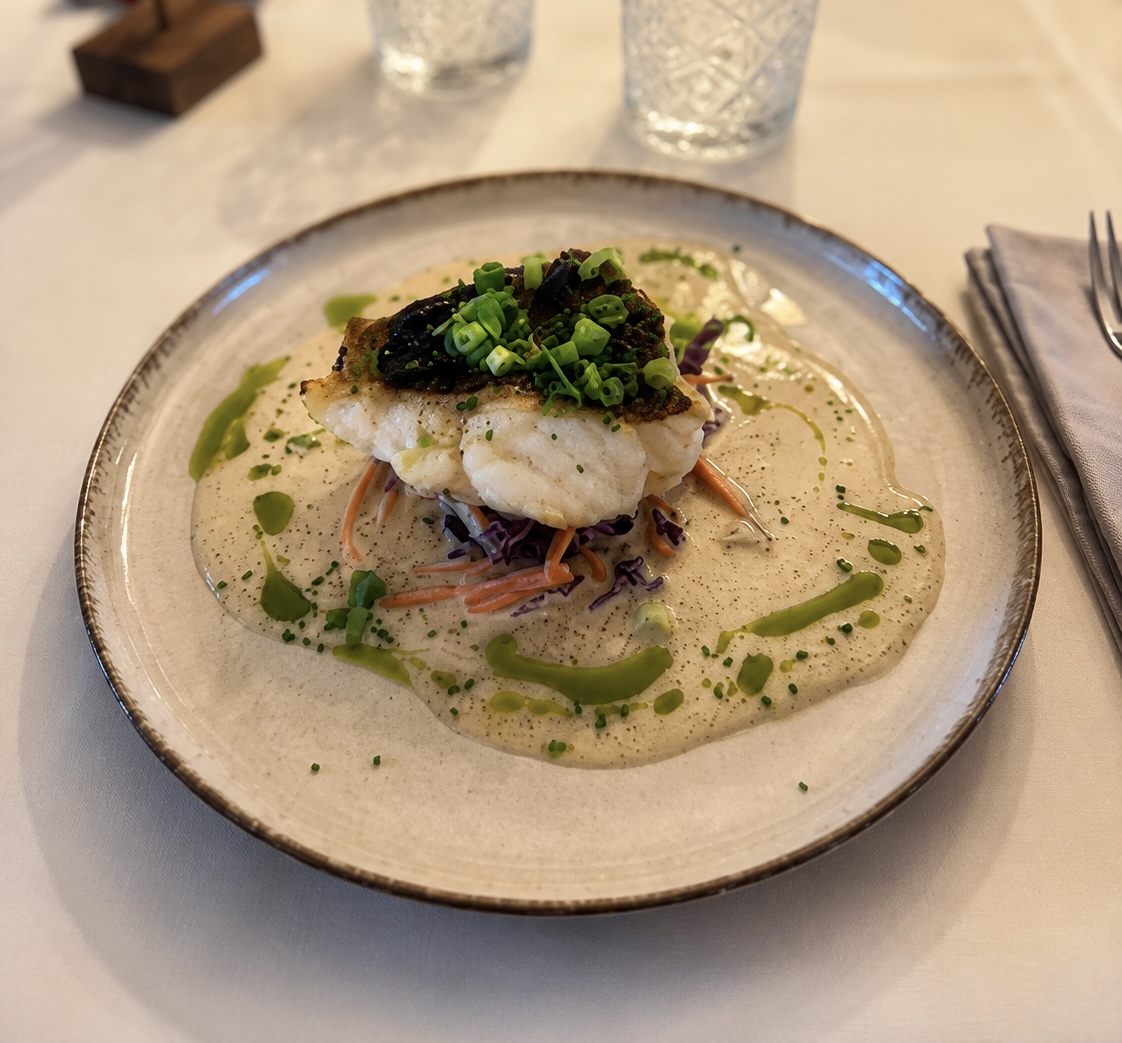 Filet de poisson nacré, sauce crémeuse et julienne de légumes